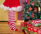 Noel Baba Noel ağacı süsleme olarak giyinmiş kız